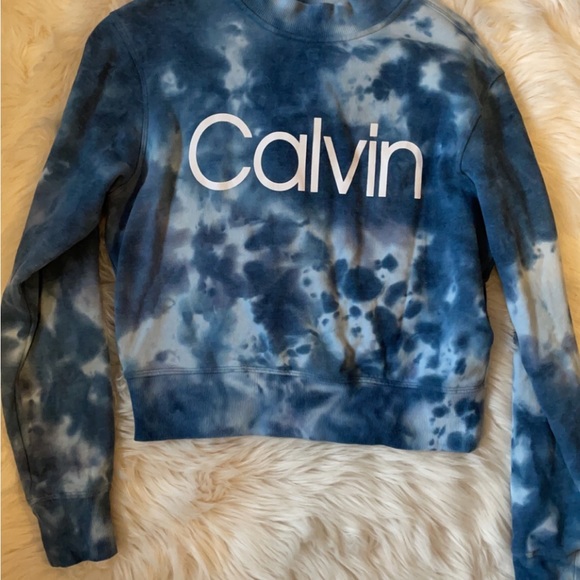 CALVIN KLEIN PERFORMANCE TIE-DYE FLEECE CROPPED DARK BLUE SWEATSHIRT - Picture 2 of 5